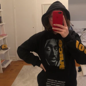 Tupac hoodie - Skitball hoodie med tryck av filmen Juice som bland annat Tupac är med i och det är han på bilden. På armen står det 1992, året då filmen släpptes. Asskön och genomnajs bara!