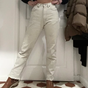 Benvita raka jeans  - Benvita raka, super-välsittande jeans. Hur sköna som helst. Köpte utomlands för 600 kr, säljer för 150. Är 167 cm och de är perfekt jeans-längd. Står ingen storlek på dom, men ca S/M. Använda upp till 10 gånger.