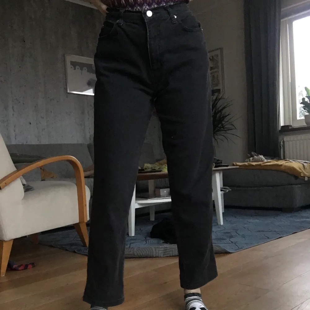 Svarta vintage jeans som är vad jag skulle kalla en blandning mellan mom jeans och en rak modell. !Frakt ingår!. Jeans & Byxor.