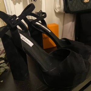 Svarta klackskor från nelly  - Ancända Max 3 gånger, enstaka märken på klacken då dom legat i påsar bland andra klackskor men inget man ser eller lägger märker till 