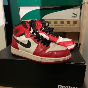 Jordan retro high Chicago Y - De är inte og highs utan retro highs därför de ser annorlunda ut på plösen, men de är inte mids, väldigt sällsynta skor. Priset är inte hugget i Sten :) 