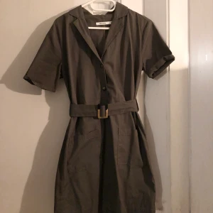 Grön klänning - Klänning i en snygg grön färg, NYPRIS 500kr, använd 1 gång är i nyskick, kan fraktas, frakt ingår ej i priset, passar också strl 36