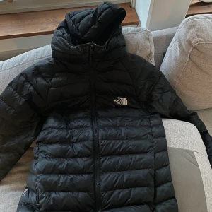 North Face jacka  - Jacka från xxl, använt x antal gånger men den är fortfarande i bra skick. Den är justerbar nertill. Frakt ingår.