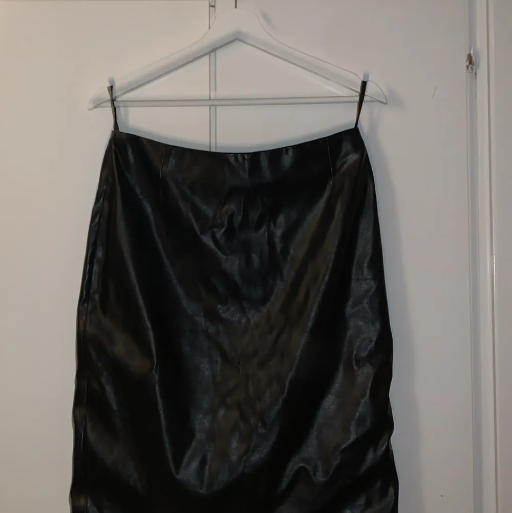 Första bilden är en skinnkjol i storlek M säljes för 50kr✨ andra bilden är en väldigt stretchig kjol som slutar ovanför knäna i storlek M , säljes för 50kr. Kjolar.