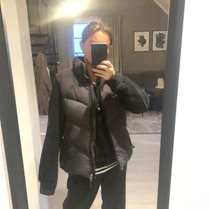 väst - säljer min pufferväst från espirit sports, köpt på second hand och är i stl s/m. BUDA, börjar på 100