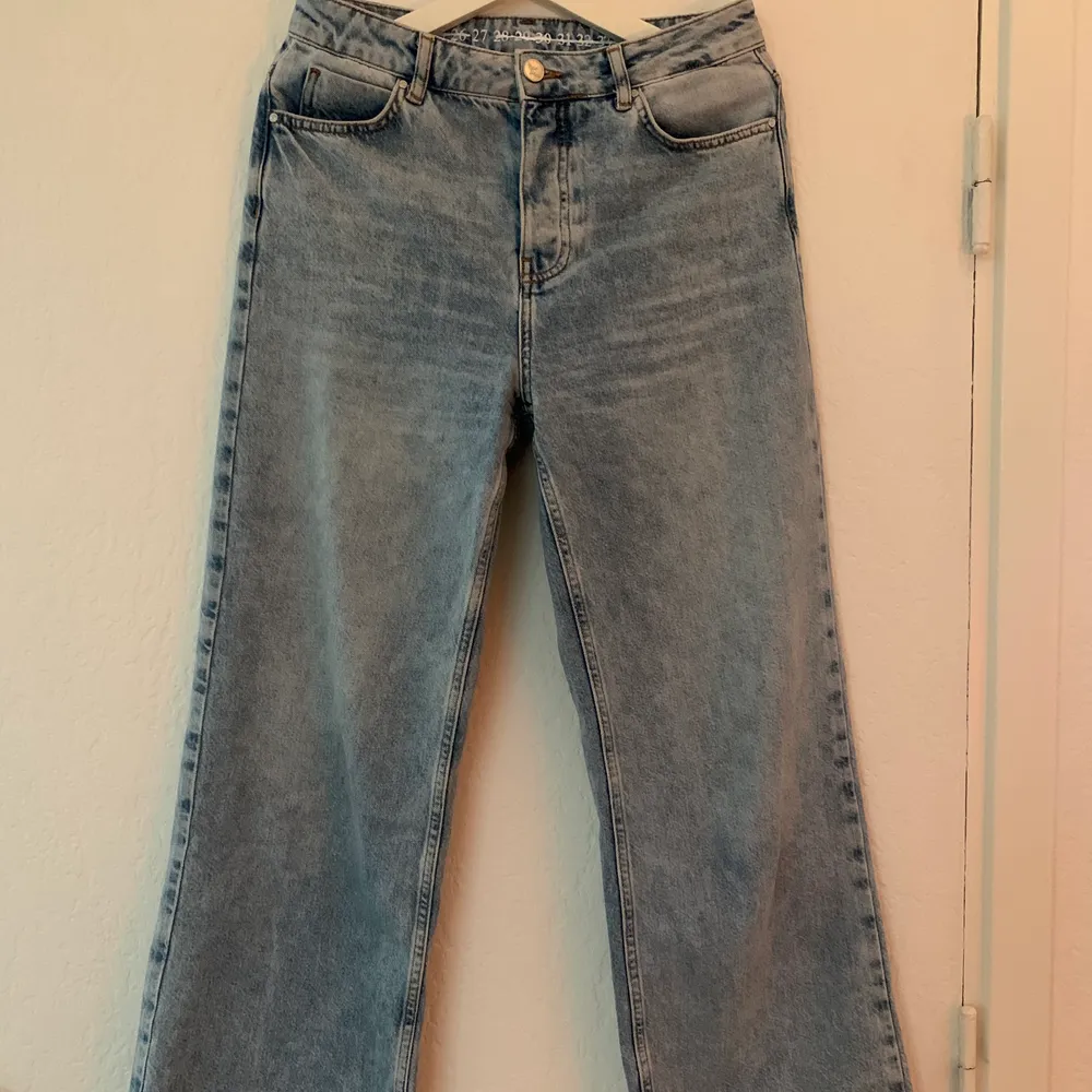 ljusblå vida jeans från bikbok, knappt använda. . Jeans & Byxor.