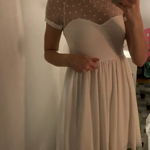 Vit finare klänning från bubbleroom  - Jättefin klänning som passar till tillexempel skolavslutningen👊🏼 Märket heter Chiaia Forthi