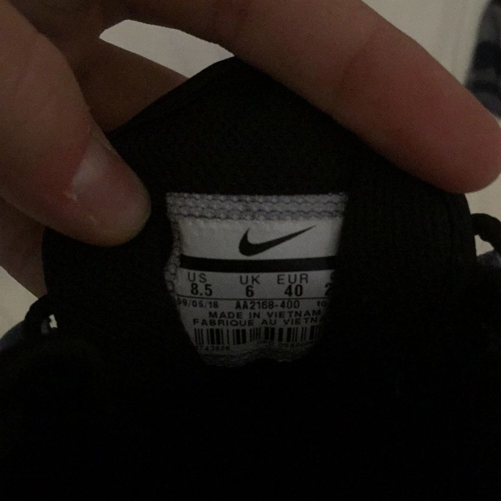 Säljer dessa Nike skor eftersom de inte passar i storlek längre. Köpte dem på stadium för 1199kr. De är stl 40 men är små i storleken så därför lägger jag upp dem som stl 39. Har använt dem som inomhus skor, men även utomhus ca 5 gånger så de är i bra skick. . Skor.