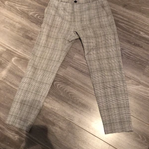 Rutiga byxor - Sköna, slim, bra skick, en liten rosa fläck.