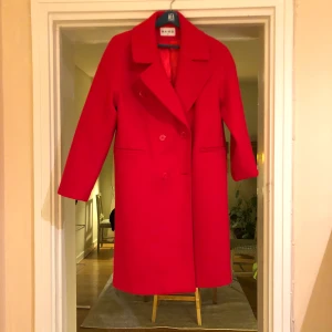 Röd kappa na-kd - Fint skick, använd 1 gång 