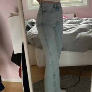 Weekday Rowe - Super snygga raka jeans i modellen ”Rowe extra high straight jeans” från weekday! Strl 24/32 och passar perfekt på mig som är xs/s och ca 167cm lång! Köpare står för ev frakt Använda ett fåtal gånger och i nyskick. 😉