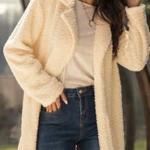 Jacka/kofta - Ny jacka/kofta i benvitt tygg. Endast provad och kommer tyvärr inte till användning. Den går ej att stänga med knappar eller dragkedja. 140 plus frakt.  