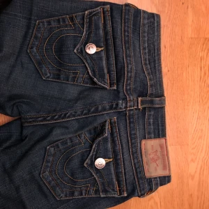 True religon jeans i strl 23 - True jeans i storlek 23 men passar upp till 25 då de är väldogt stretchiga.  Skriv till mig för fler bilder. Bootcut där nere kan skicka bättre bilder ifall det önskas. Budgivning om många är intresserade. BUDGIVNING FRÅN 250kr NU