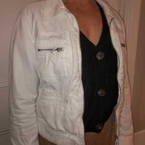 Jeansjacka  - Vit jeansjacka i lite kortare modell. 