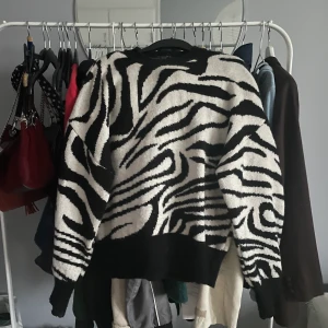 Zebra sweater - Söt stickad zebra sweatshirt. Använd ett par gånger, men bra skick. Storlek M