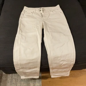 Vita jeans - Vita anklejeans, mom jeans typ. Kan ej ta kort på för dom passar ej. Frakt ingår