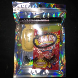 Stor goodiebag  - En stor presentpåse som innehåller nyx lipcream, lösögonfransar, poprocks, hårsnodd, showergel och en highlighter😊👏 99kr plus frakt💖