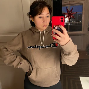 Fin brun hoodie! - Jätte fin brun champion hoodie! Helt ny från sellpy men aldrig använd förutom på bilderna! Sitter bra oversized på mig som är en M, men om man vill ha mycket oversized funkar den bäst på S och mindre!☺️ 