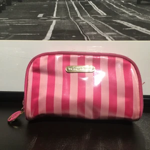 Victoria’s Secret Necessär Sminkväska - Sminkväska liten storlek från VS. Små sminkfläckar på insidan av tyget kan skicka bild om intresse finns. Annars i gott skick! Högst BUD på denna får den!