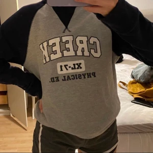 Sweatshirt storlek L - Köpt på en secondhandbutik i Norge.  Ganska lång men går att vika upp om man vill det. As mjuk och skön i storleken Large🥰 Kan mötas i Huddinge trakterna annars står köparen för frakt. Pris kan alltid diskuteras