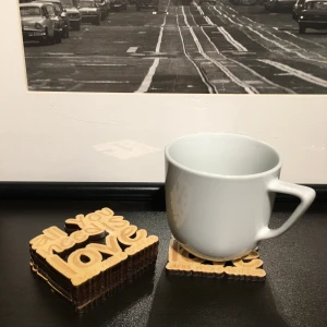 Glasunderlägg / Underlägg - Underlägg i trä med texten ”all you need is love and more coffee”. Aldrig använda. Fått i present. 6 st. Beroende på paketering kan frakt ändras men tror det går med 100g paket. Ge gärna BUD, är öppen för prutning.