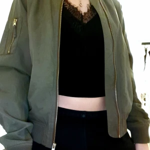 Militärgrön bomberjacka Kappahl - Militärgrön bomberjacka från Kappahl. Perfekt till sommaren och hösten. Använd bara en säsong. Storlek S. Pris 140 kr.