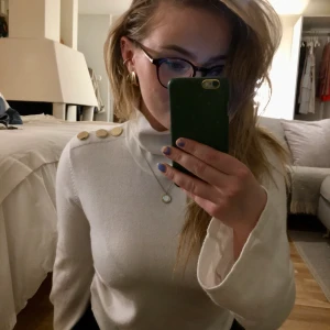 Chiara Forthi tröja  - Så fin tröja med guldknappar, trumpetarmar och polokrage. Passar Xs-M beroende på fit, jag är normalt S 🧚🏼💕
