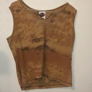 harley davidson linne - brunt harley davidson linne i storlek M, köpt secondhand men använd fåtal gånger av mig & i bra skick. assöt glitterdetalj på framsidan! 