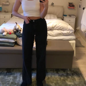 Jeans - Jättesnygga jeans från Lindex. De har ett mjukare jeansmaterial vilket gör att de är väldigt sköna🥰 frakt tillkommer 