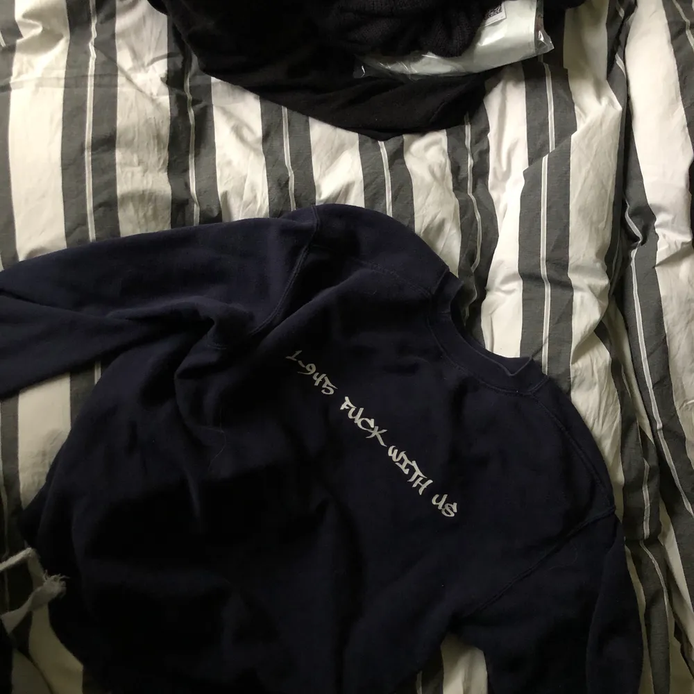 Tvärcool mörkblå sweatshirt jag köpt från ett UF-företag för några år sedan! . Tröjor & Koftor.