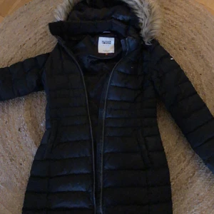 Tommy hilfigen - Lång modell jacka, mörk blå storlek m men jag som s kunde använda den