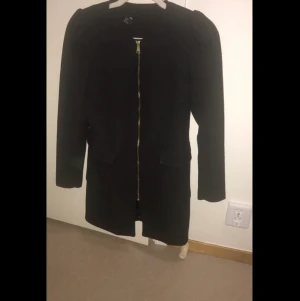 H&m  - Kappa svart, storlek 34
