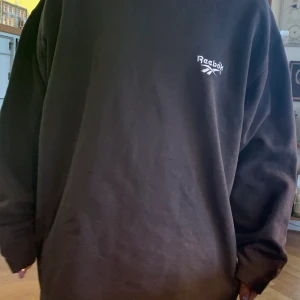 Reebook sweatshirt  - Fin mörkgrå/svart reebook sweatshirt! Står ingen storlek men skulle säga runt L då den är oversized på mig som är s/m. Frakt: 63kr OBS!! Hittade fläckar som inte går bort så sänker därför priset💓💓