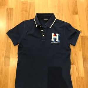 TOMMY HILFIGER POLO SHIRT - Storlek Barn 164 cm Bra skick