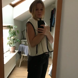 Fleece väst - Super fin fleece väst från weekday, nästan aldrig använd så jätte bra skick. Köparen står för frakt💕