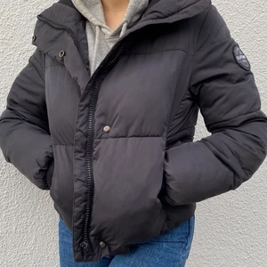 Svart pufferjacka - Svart pufferjacka från superdry i storlek xs, jättefint skick