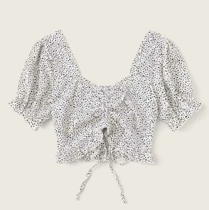 Prickig topp  - Croppad topp från SHEIN, säljer då den inte kommit till användning. Frakt på 59kr tillkommer 🖤 skriv för fler bilder