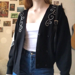 Stickad kofta - Säljer denna superfina yllekofta med vita detaljer då den inte kommer till användning 🖤 är lite oversize på mig som har S så passar XS-L :) köpt second hand, superfint skick. Kan mötas i Göteborg, annars tillkommer frakt.