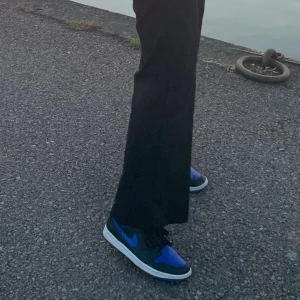 Air Jordan -  Skorna är storlek 41 men små i storleken och passar även mig som egentligen har storlek 39.