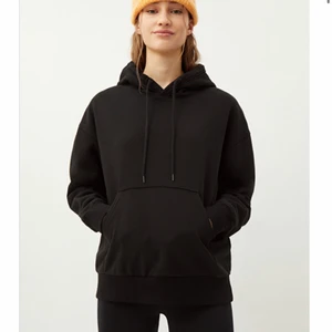 Weekday hoddie - Helt ny alisa hoddie från weekday👕👔👚 vid intresse/frågor skriv för fler bilder. Köparen står för frakten. Den är oversize i modellen så passar s o m med!