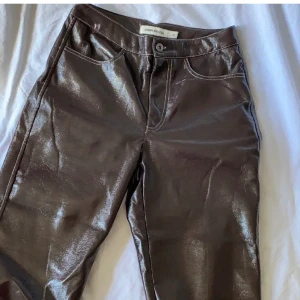 Carin Wester lack byxor! - Råsnygga BRUNA lackbyxor från Carin Wester, men köpta här på Plick. Älskar dom men dom är dessvärre för stora för mig så bättre att jag säljer dom så att någon annan använder dom! OBS. Inte mina bilder utan henne jag köpte dom ifrån, men dom ser verkligen ut så och skickar såklart fler bilder vid intresse om det önskas