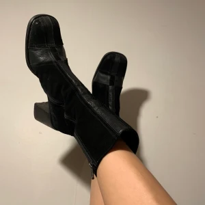 Mocka stövlar 🥵 - Hittade mina dröm stövlar, men för små för mig 💔🤬 jag är storlek 38-39. Dem här är st 37. Äkta skinn/mocka. Sjukt fin design. Dem är i bra skick, använda men inget sönder och blixtlåsen funkar bra. 