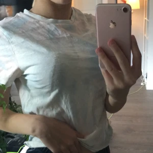 T-shirt - En simpel t-shirt från h&m , använd typ 2 gånger. Storlek S