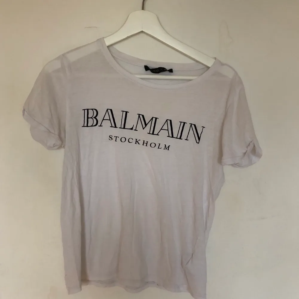 Säljer min super snygga balmain x hm t-shirt i xs. Limted edition kan ej köpas i butik. . T-shirts.