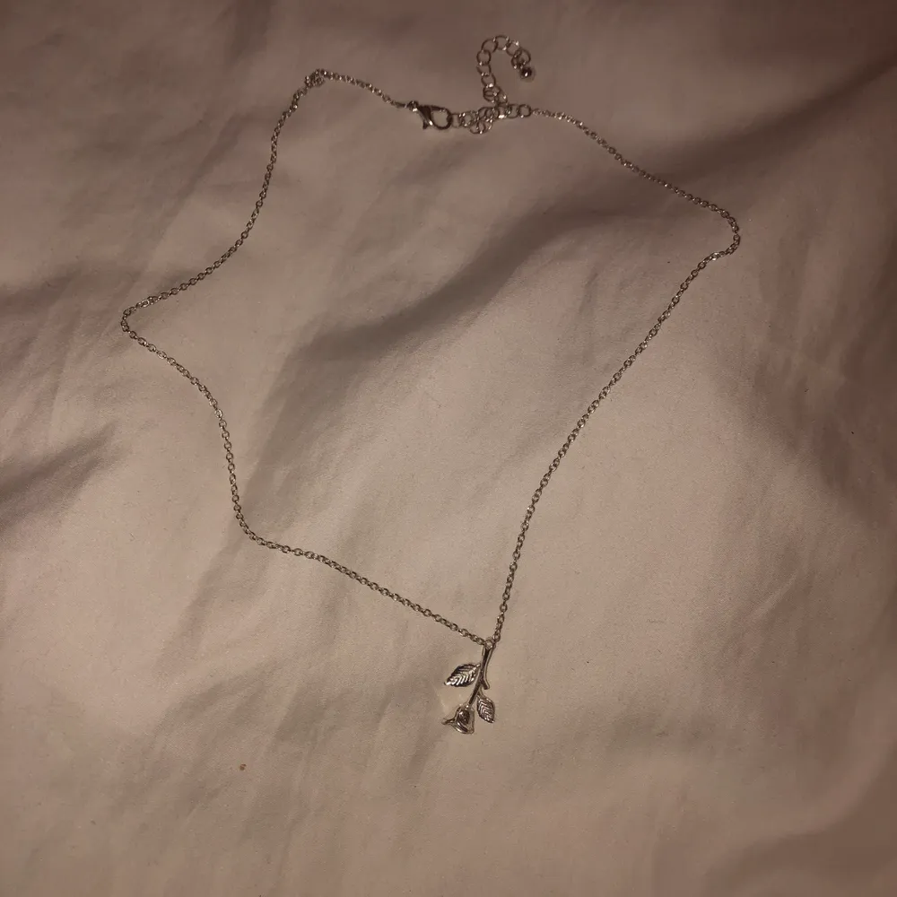 Ett sött halsband med en ros som hängsmycke! 💖🤩 🌹 Är köpt från ur och Penn för ett år sedan. Köpt för 100kr och har används 3 gånger. ☺️. Accessoarer.
