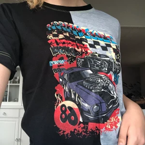 Tshirt med bilmotiv - Cool tshirt i två olika färger (ljusgrå och svart). Coolt tryck med bilar! Sitter bra på mig som brukar ha S/M, om vill man att det ska sitta en aning oversized. Aldrig använd 
