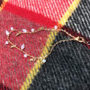 Armband i guld ( ej äkta guld ) med gråblå transparenta pärlor. Passar både som anklet och armband. 