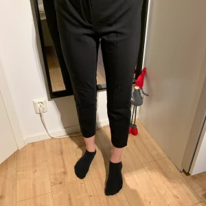 Svarta kostymbyxor från zara - Svarta kostymbyxor från zara, använd fåtal gånger. Storlek L men skulle säga att det är mer S/M, då dem är rätt små i storleken. Hör av dig för fler bilder eller frågor💕