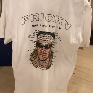 T-shirt Fricky - Aldrig använd, s/m beroende på hur man vill den ska sitta. Frakt tillkommer