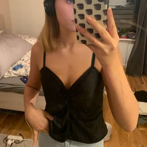 Linne i satin  - Säljer detta linne i satin från h&m ”exklusivare” märke och köpte det på rea något år sedan för 300kr. Mörkblå, snygg knytning och urringning vid brösten! I strl M, men är liten i strl skulle jag säga, speciellt vid brösten, men för stort för mig nu💗